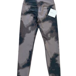 Beyond Yoga Gray and Black Camouflage Leggings